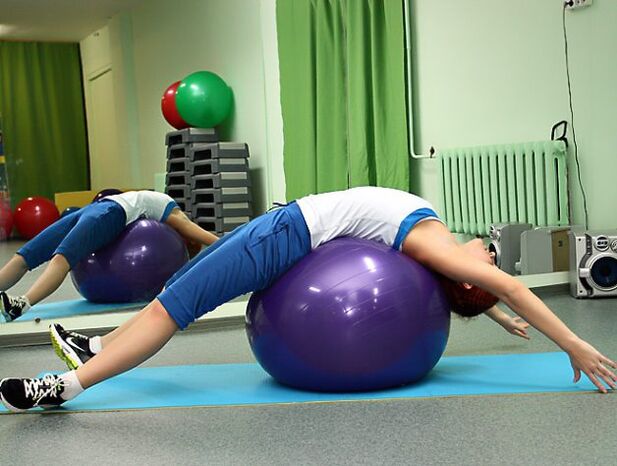 Exercises on an exercise ball to treat osteochondrosis